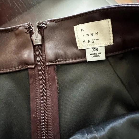 a new day Burgundy Faux Leather Mini Skirt sz XS 4 - Picture 8 of 12